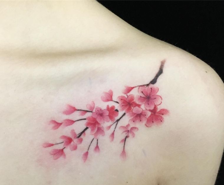 日本の桜の木のタトゥーの女性の肩