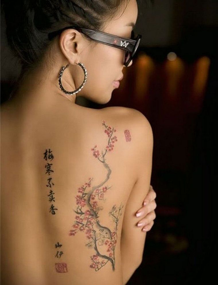 Japán tetoválás nő-vissza-betűk-cseresznyefa