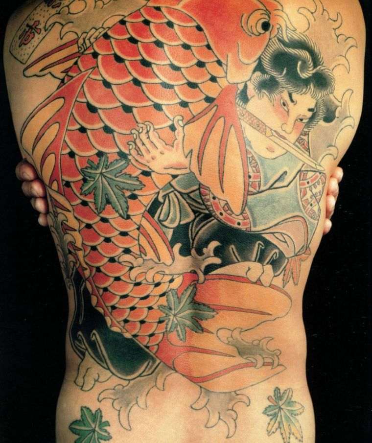 tatuiruotės-japonų-prasmė-auksinė žuvelė-nugara