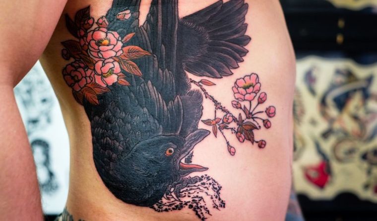 Esempio di tatuaggio fenice giapponese con fiori di ciliegio