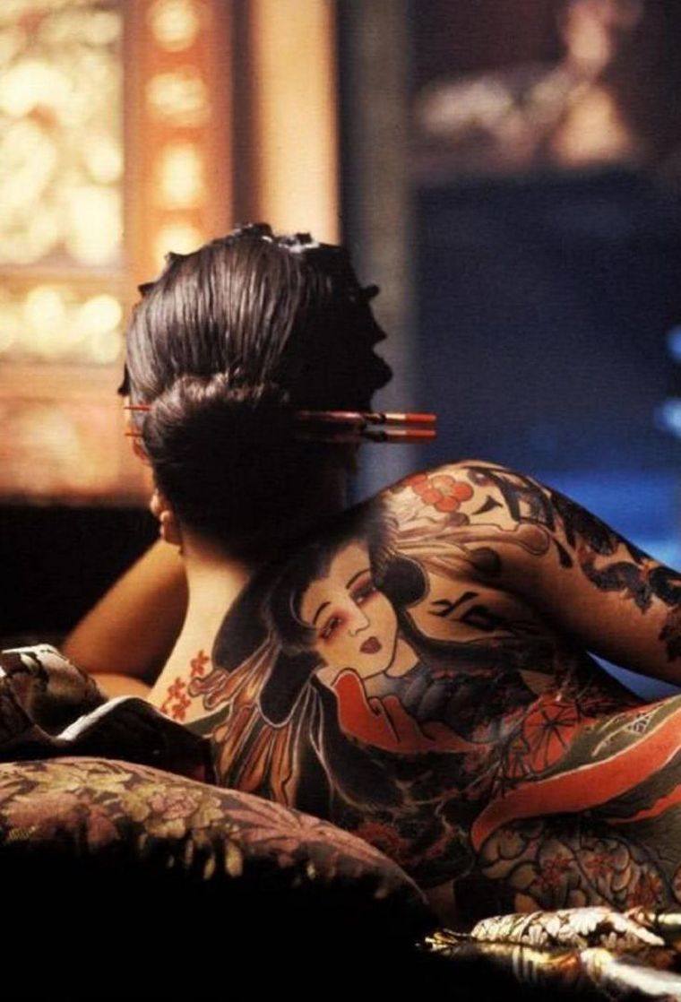 Tatuaggio sulla schiena di geisha giapponese