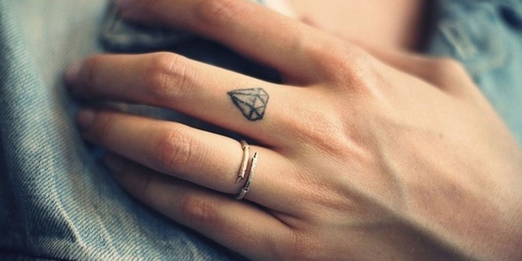 deimantas-mažas-tatuiruotė-ranka-originalus