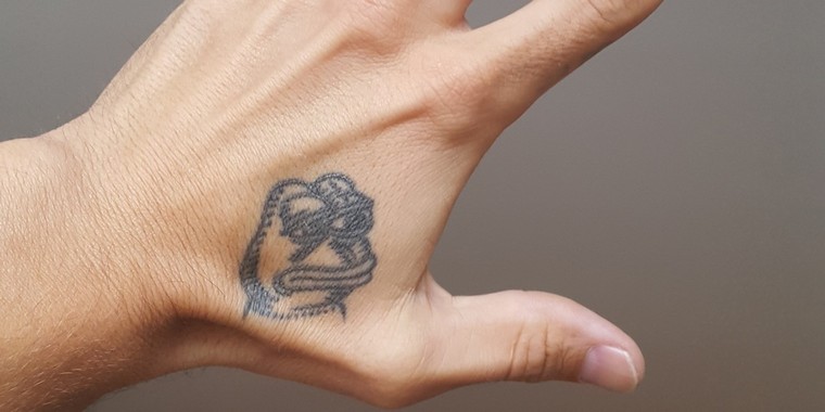 mažos rankos tatuiruotės idėja