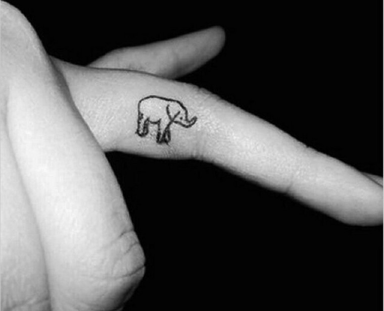 dramblys-mažas-tatuiruotė-ranka-originalus