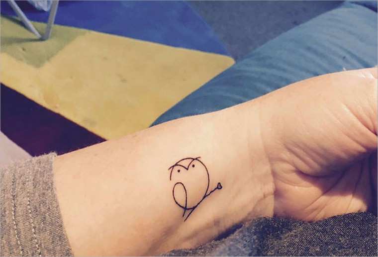 rankų tatuiruotės idėja tatuiruotė riešo maža tatuiruotė