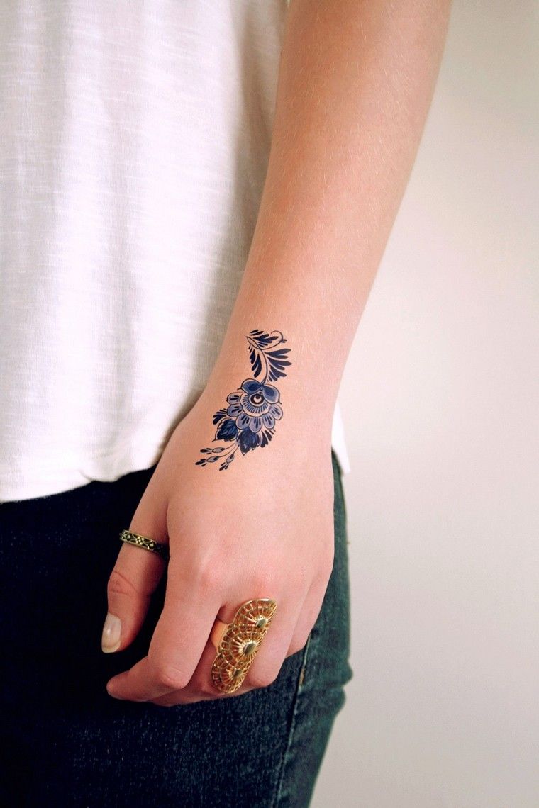 gėlė-tatuiruotė-rankų tatuiruotė