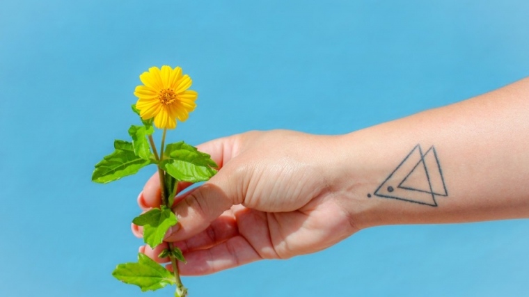 Rankų tatuiruotės idėja originali trikampio tatuiruotė