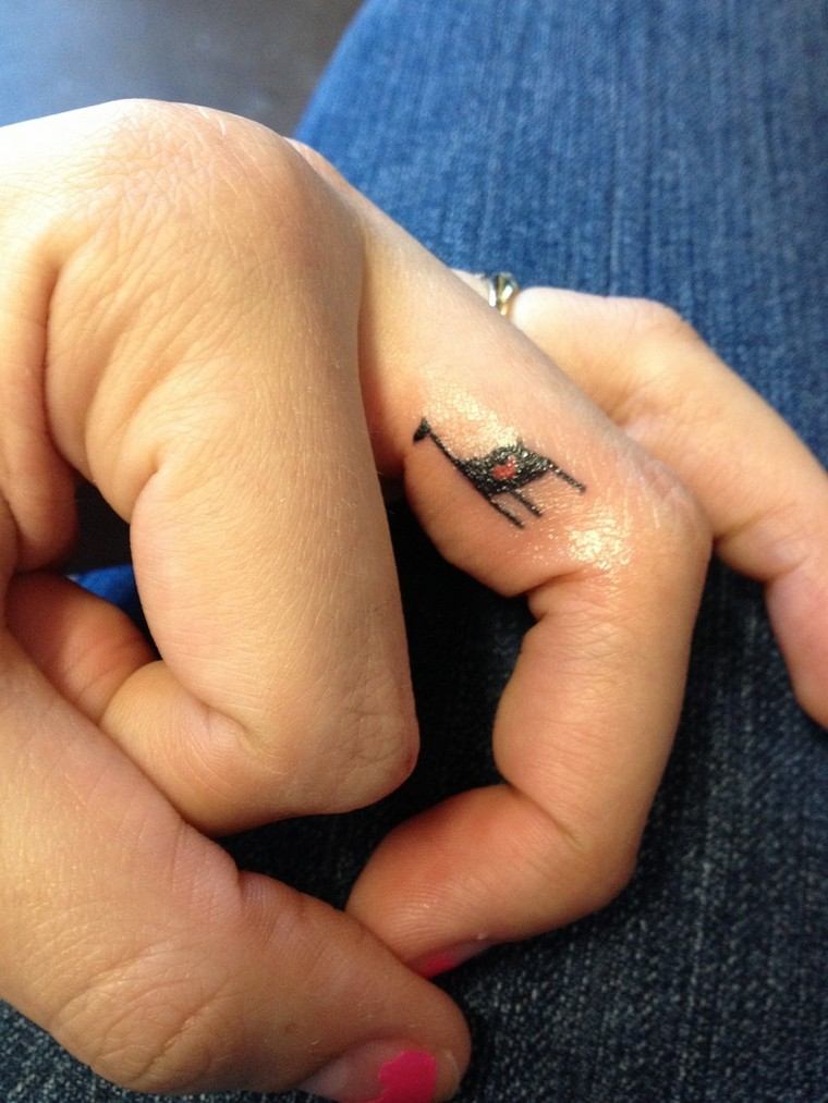 rankų tatuiruotės mažo piršto tatuiruotės idėja
