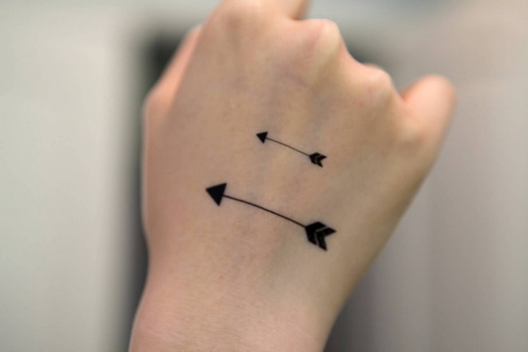 rankų tatuiruotės idėja tatuiruotės rodyklė maža tatuiruotė