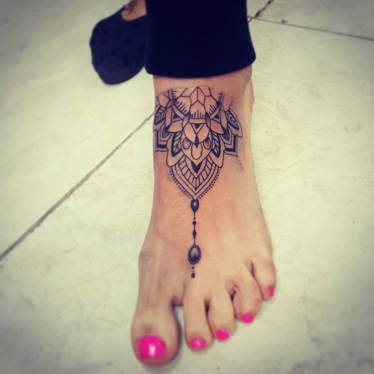 Mandala tatuiruotė moters pėdai