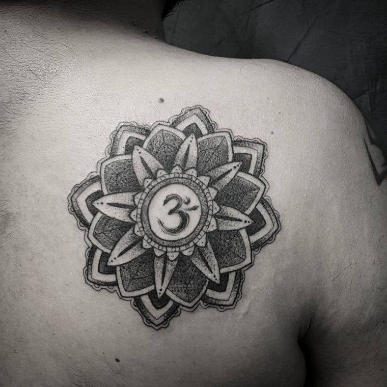 piccolo tatuaggio mandala