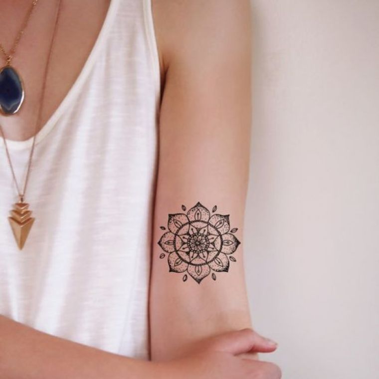 tetováló nő mandalával