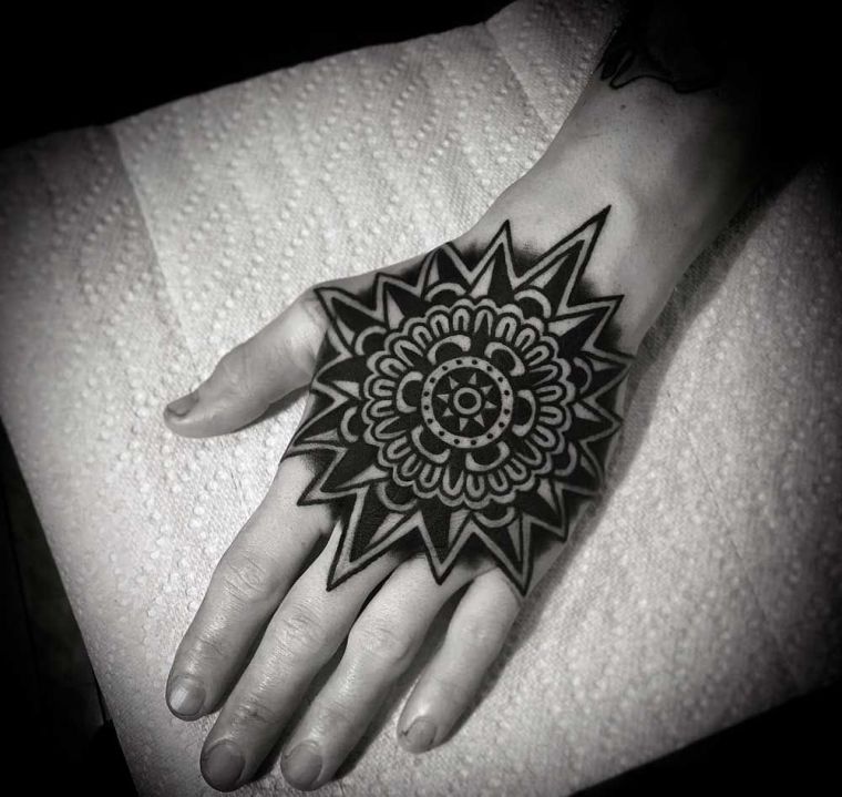 disegno del tatuaggio mandala per la mano