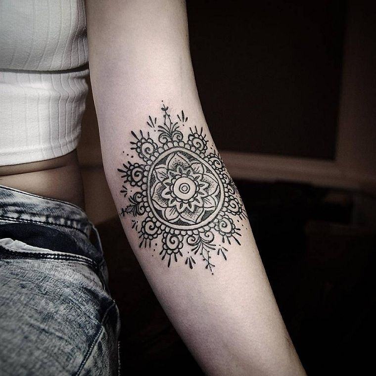 mandala tatuiruotė ant rankos