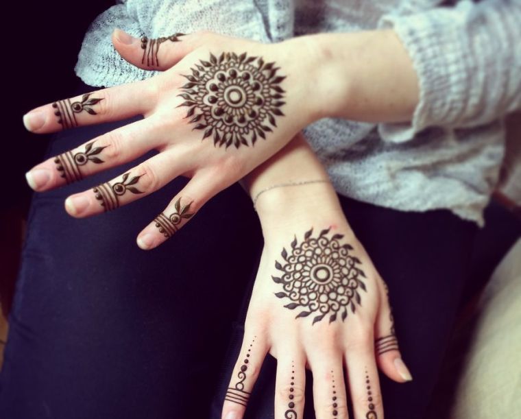 tetoválás nő kezét mandala