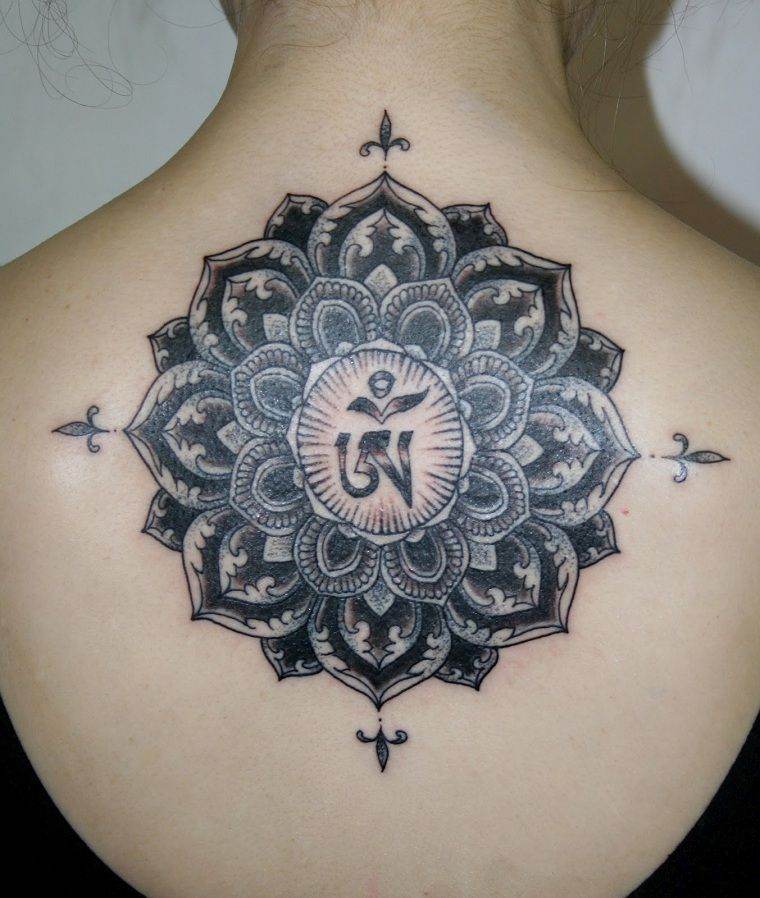 Mandala tatuiruotės idėja moterims