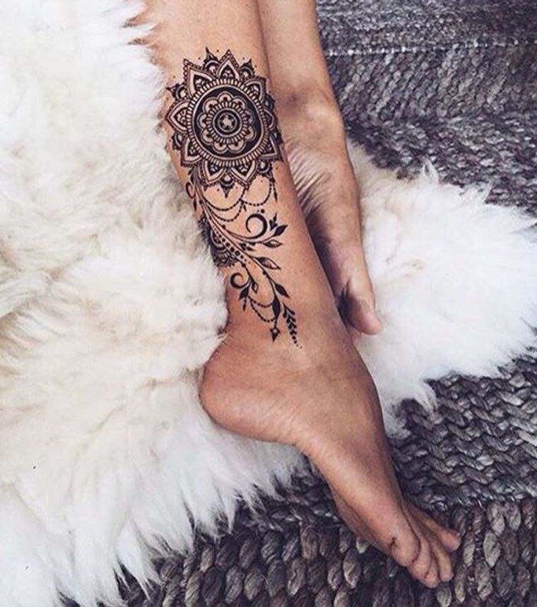 tatuaggio mandala per la gamba