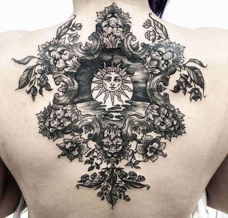 女性のための背中のタトゥー