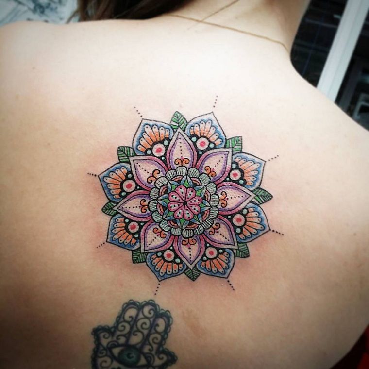 tatuaggio a colori per le donne