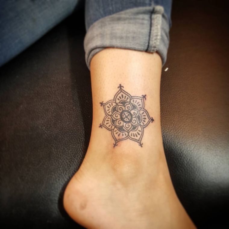 tetoválás nőknek mandalákkal