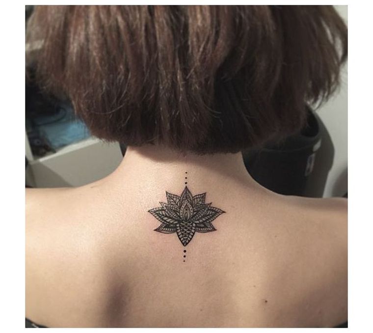 maža nugaros tatuiruotė su mandala