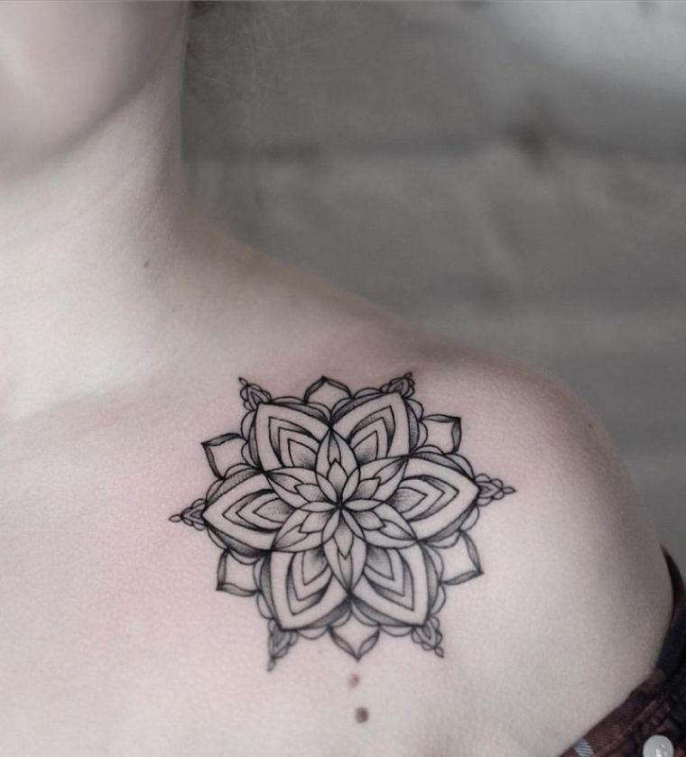 motivo mandala per tatuaggio donna