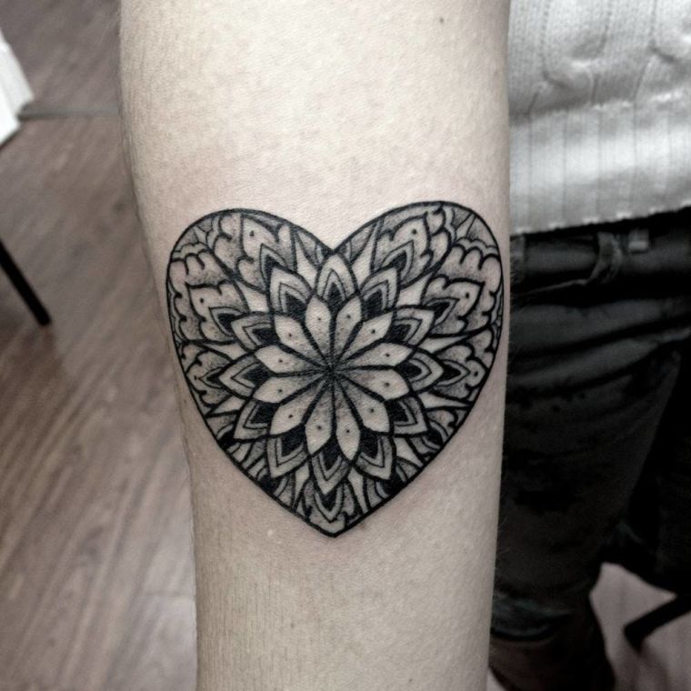 širdies tatuiruotė su mandala