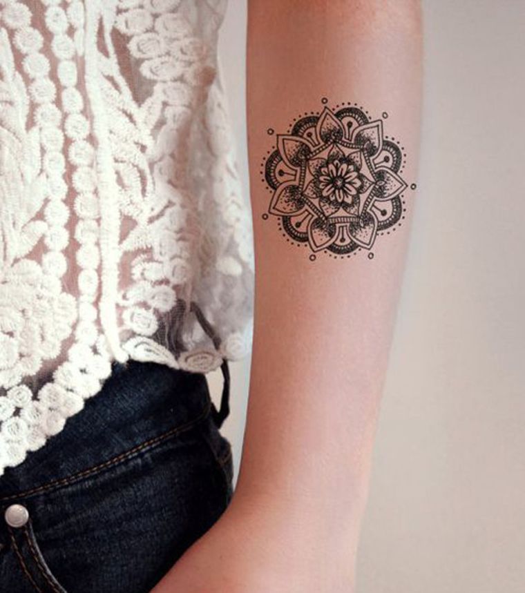 mandala tatuiruotė su apskritimu