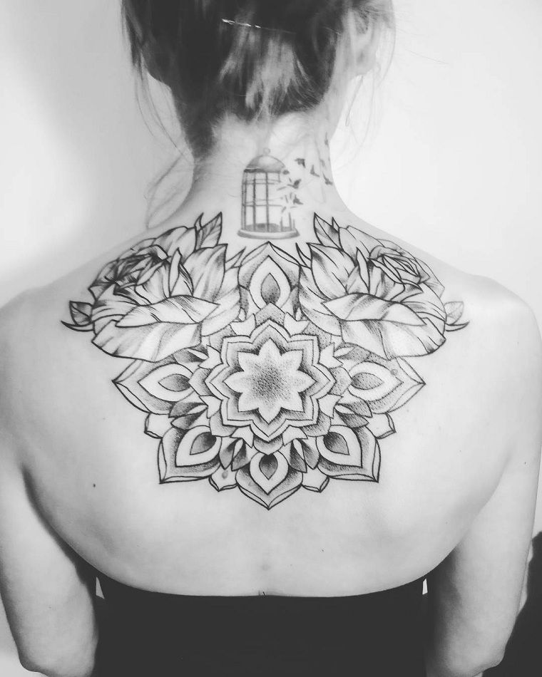 mandala tatuiruotė ant nugaros