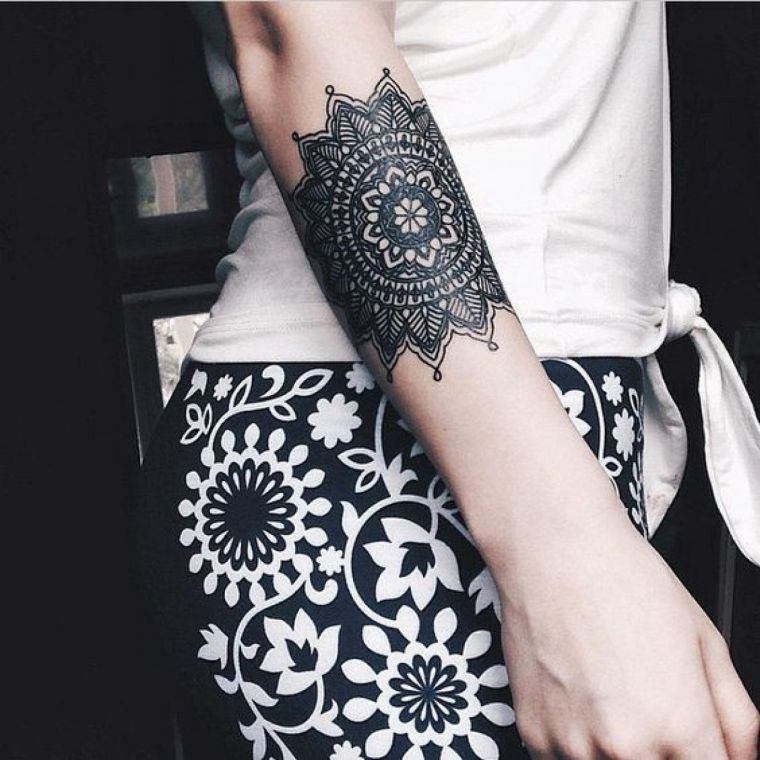 mandala tatuiruotė moterims