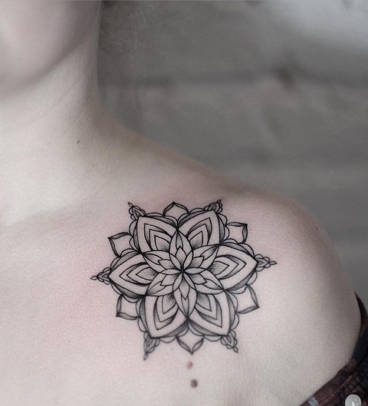 mandala tatuiruotė moteris