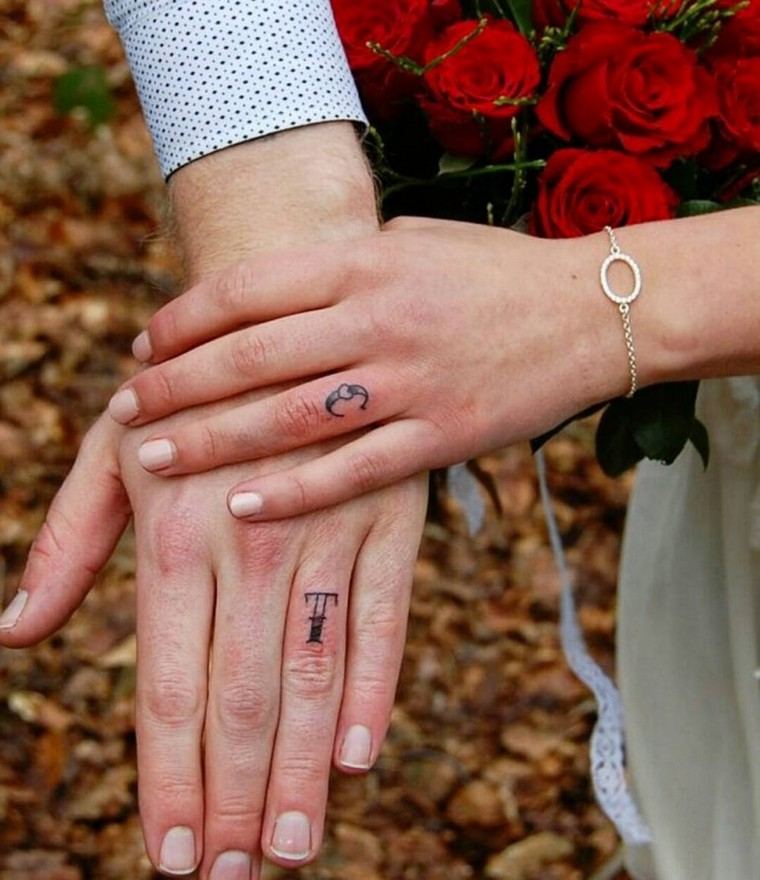 Idea dell'anello dell'amore del tatuaggio del dito del tatuaggio del dito