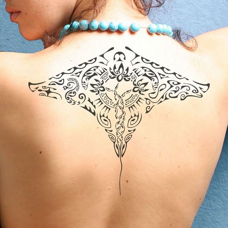 polinezijos-tatuiruotės-idėjos-moters-nugaros tatuiruotė