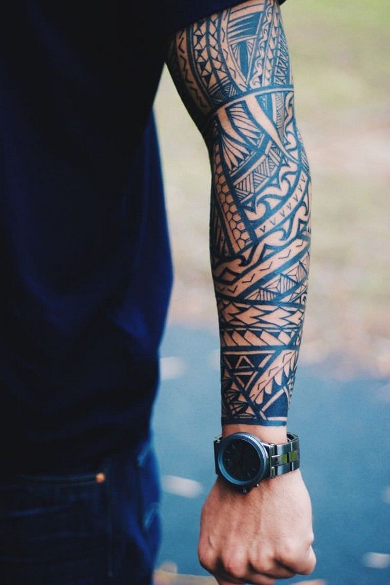 braccio-tatuaggio-uomo-tatuaggio-tribale
