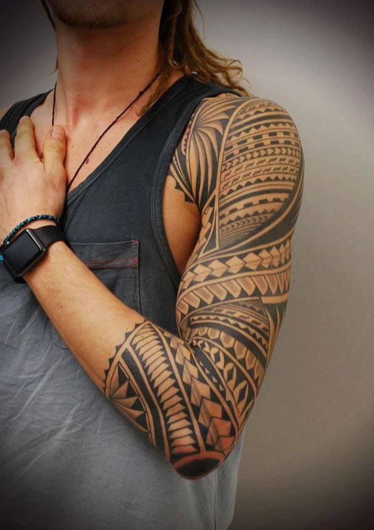 idee-tatuaggio-polinesiano-tatuaggio-uomo-braccio