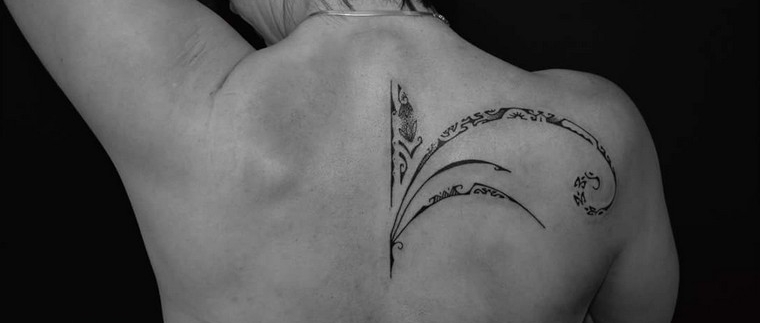 Polinezijos tatuiruotė ant nugaros moters genties tatuiruotės idėja