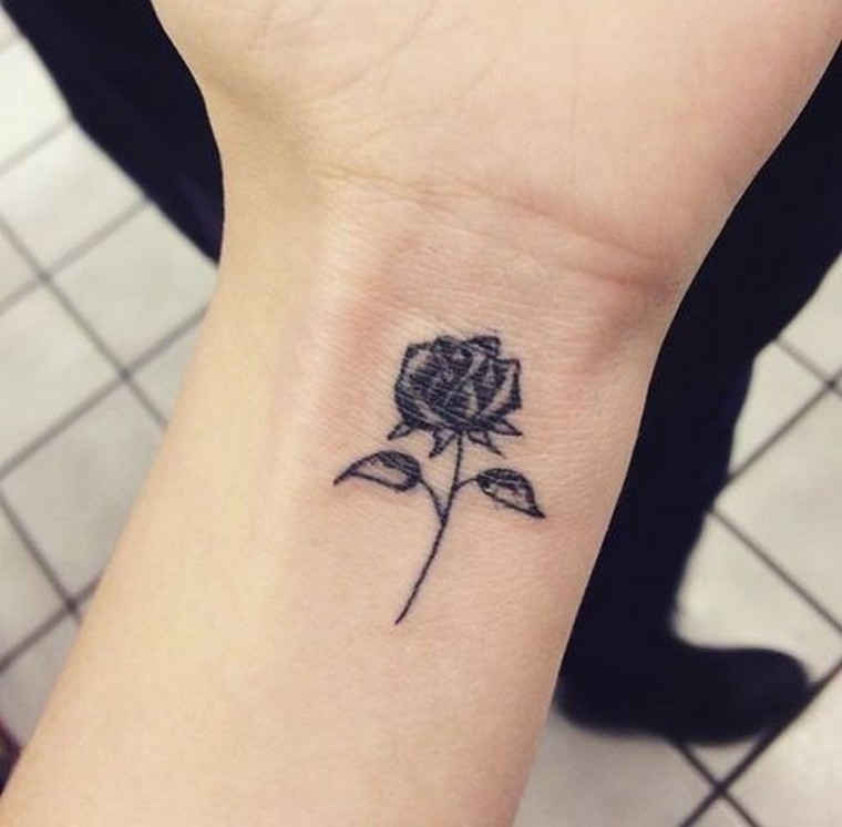 mažos tatuiruotės-rožės-nuotraukos idėja