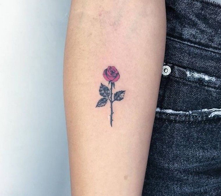 piccolo-tatuaggio-colore-rosa