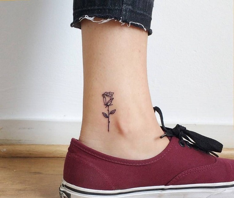 Idea tatuaggio rosa piccolo tatuaggio uomo donna caviglia