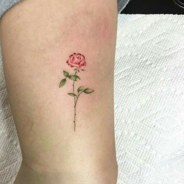 piccolo-tatuaggio-donna-rosa-idea