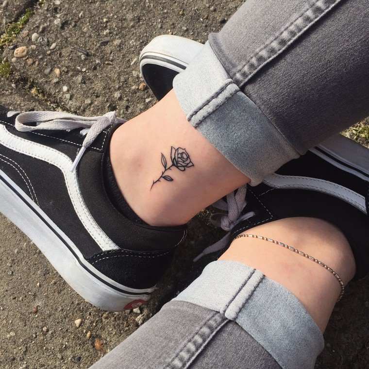 rožių kulkšnies tatuiruotės idėja maža tatuiruotė