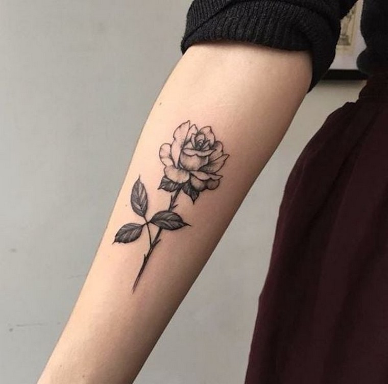 braccio-tatuaggio-rosa-tatuaggio-fiore