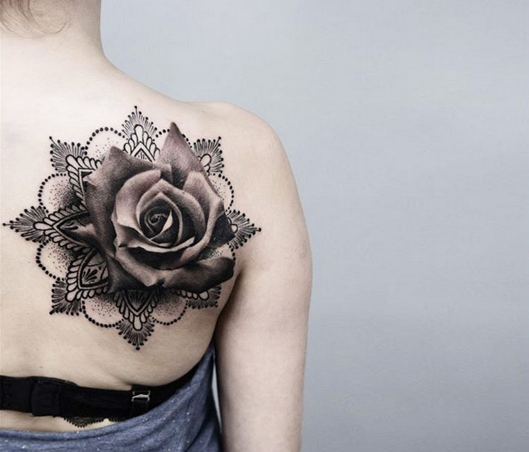 tetoválás-rózsa-tetoválás-vissza-nő