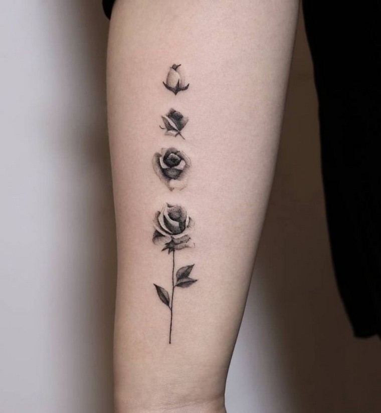 ranka-tatuiruotė-rožė