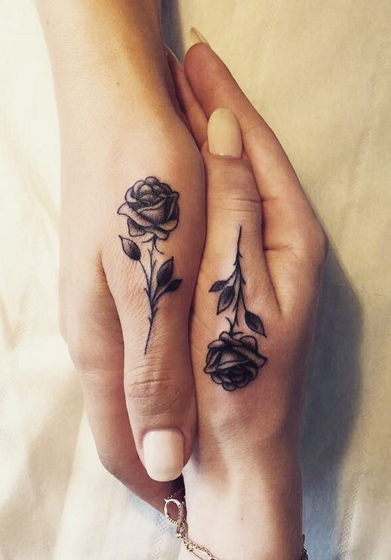 tatuiruotė-rožė-pirštas-rožė-tatuiruotė