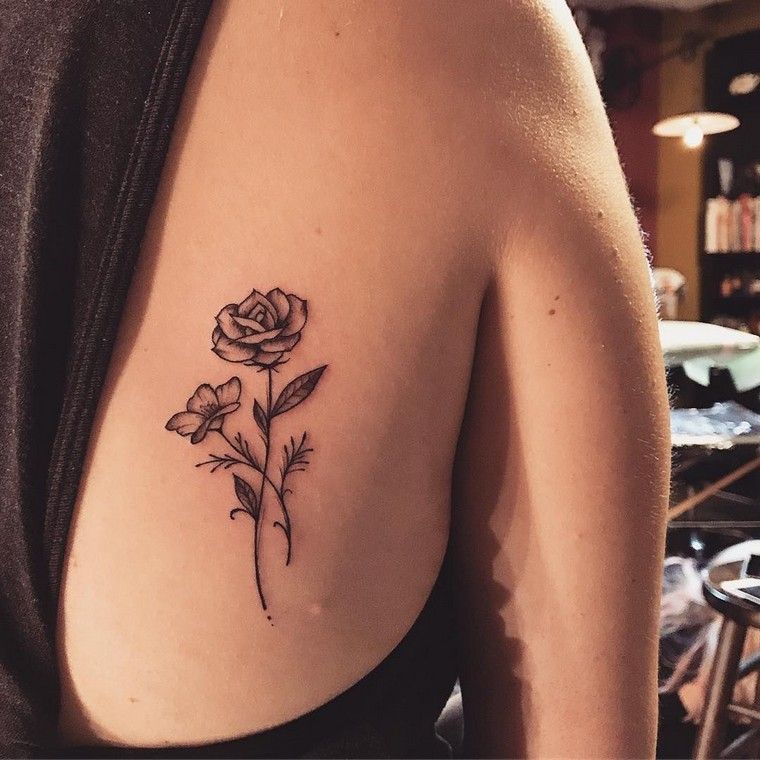mažos rožės tatuiruotė ant nugaros moters idėjos