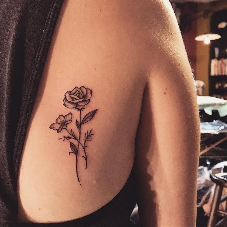 piccola rosa tatuaggio sulla schiena idea donna