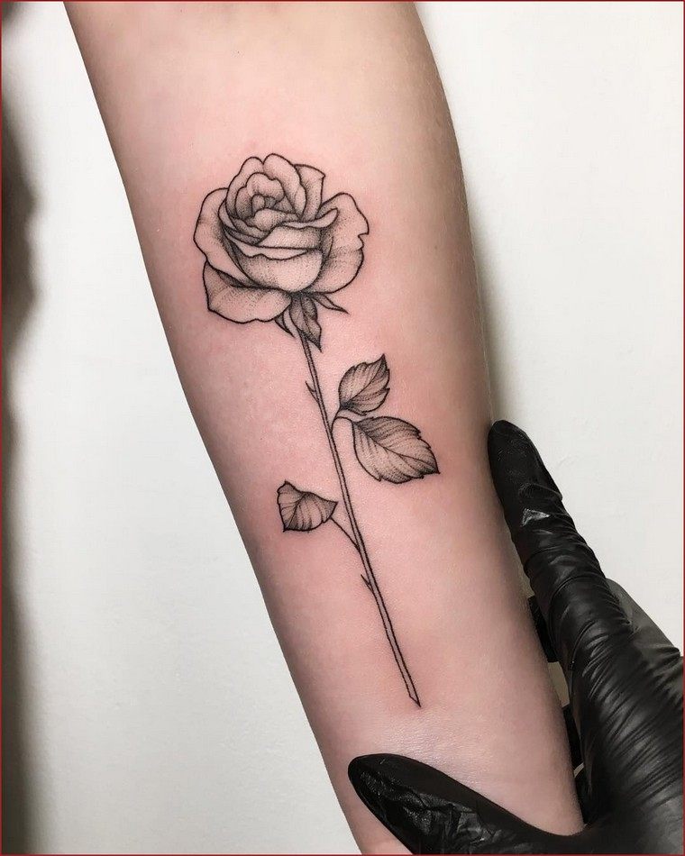 tatuaggio rosa per le donne