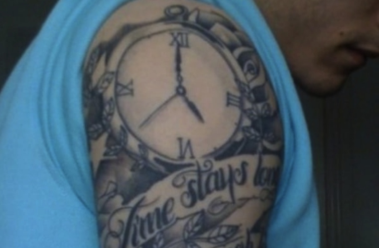 mondd el az időt-váll-tetoválás