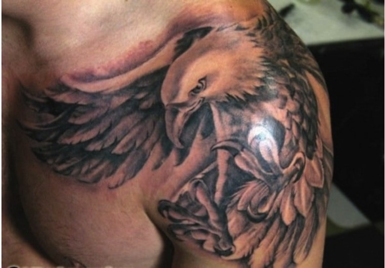 detalj orao-tetovaža na ramenu
